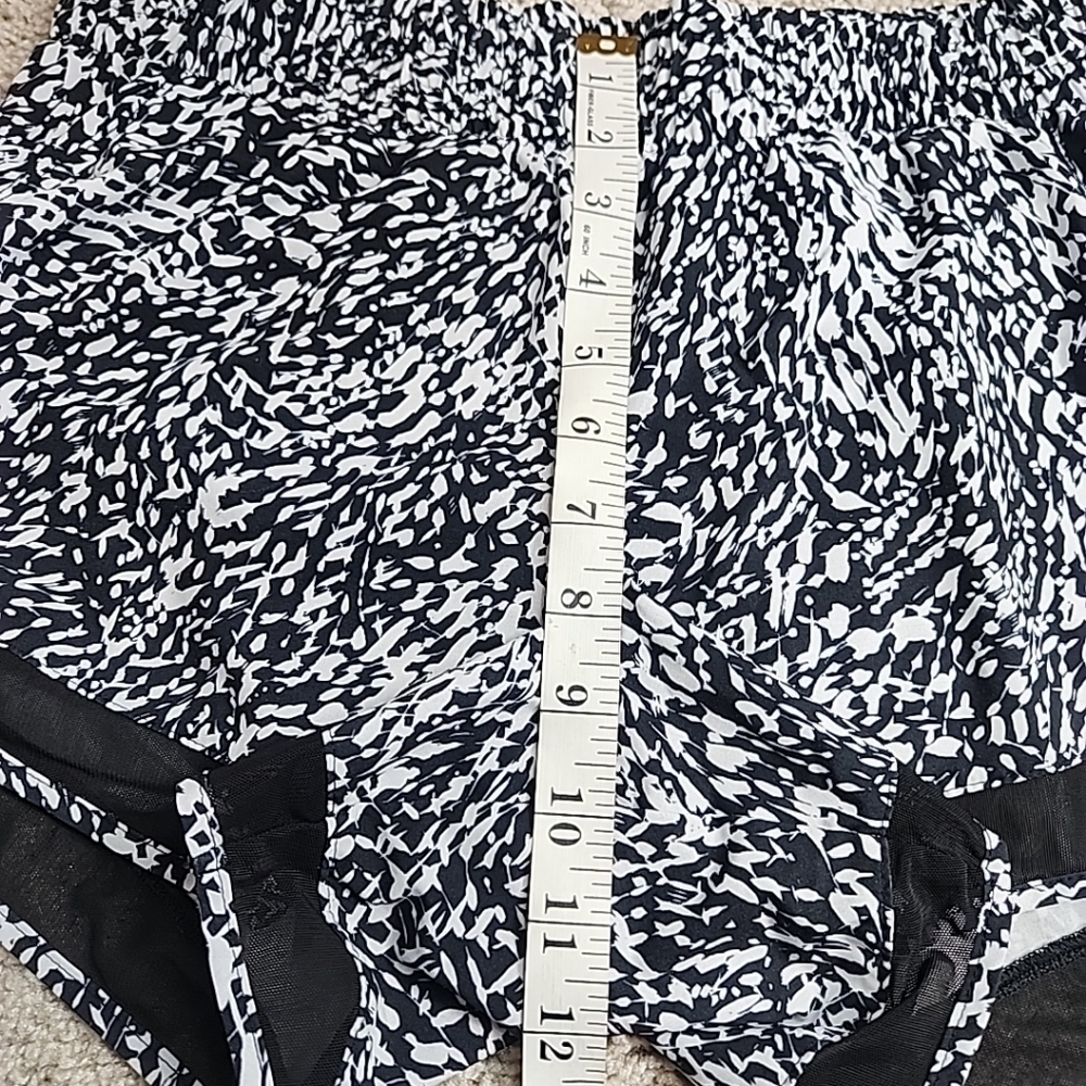 Athleta Printed Mesh Racer Run 4" Shorts in Black Gray Speckle Size Medium  Mesh - Picture 7 of 8
